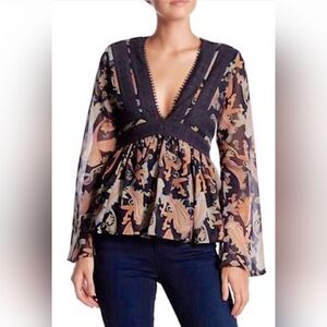 Romeo & Juliet Couture Eomen's Size Medium Black Paisley Bell Sleeve Blouse